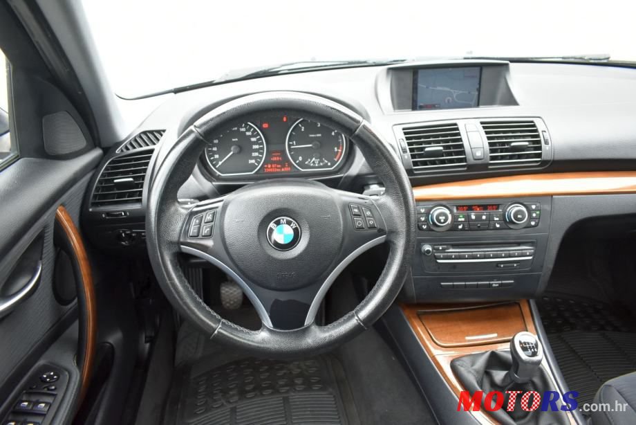 2010' BMW Serija 1 116D photo #4