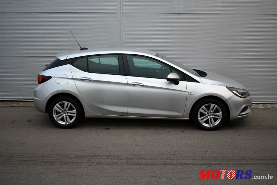 2018' Opel Astra photo #3