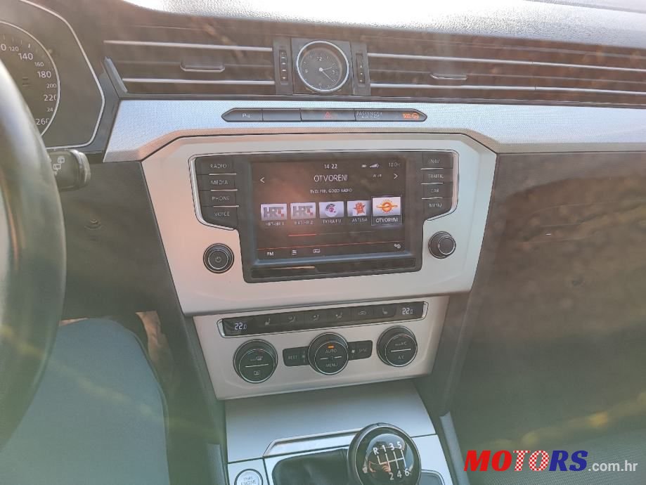 2015' Volkswagen Passat Variant photo #6