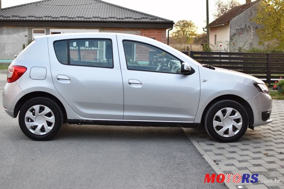 2014' Dacia Sandero photo #4