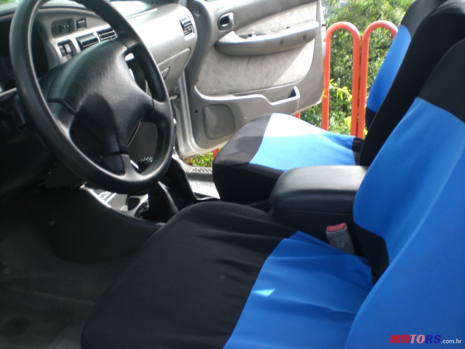 2003' Mazda B-2500 4X4Td photo #3