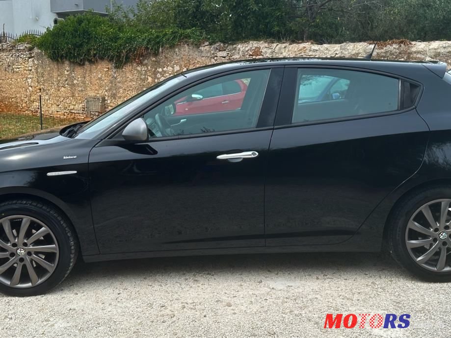 2013' Alfa Romeo Giulietta photo #3