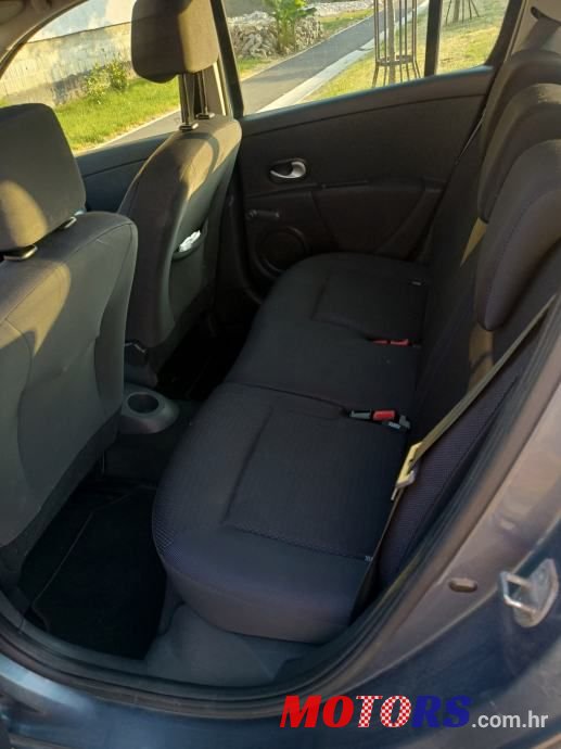 2008' Renault Clio photo #5