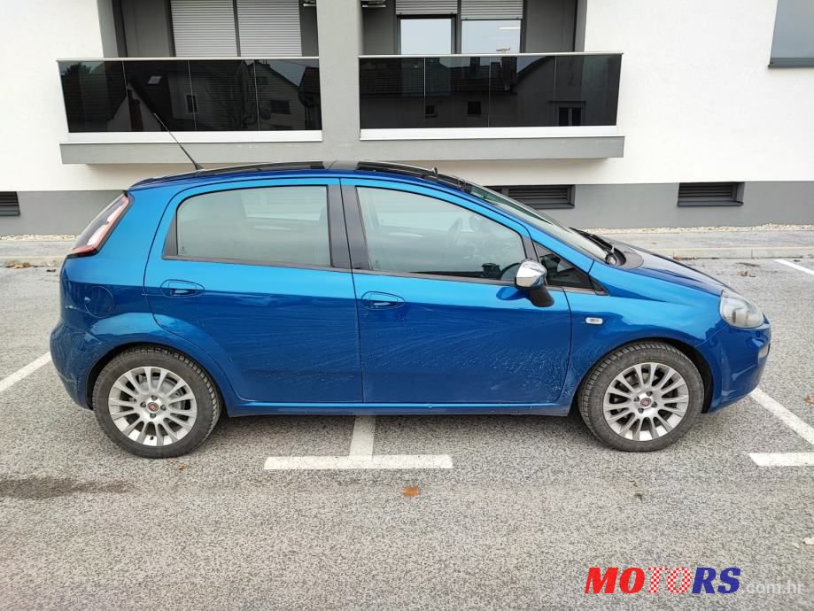 2012' Fiat Punto photo #2