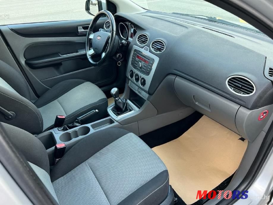 2010' Ford Focus Karavan photo #3