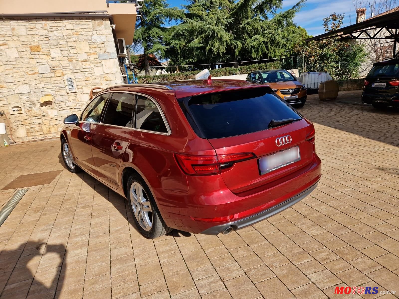 2017' Audi A4 Avant photo #2