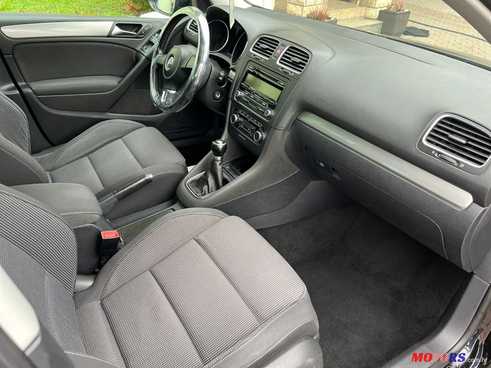 2010' Volkswagen Golf VI 1,6 Tdi photo #2