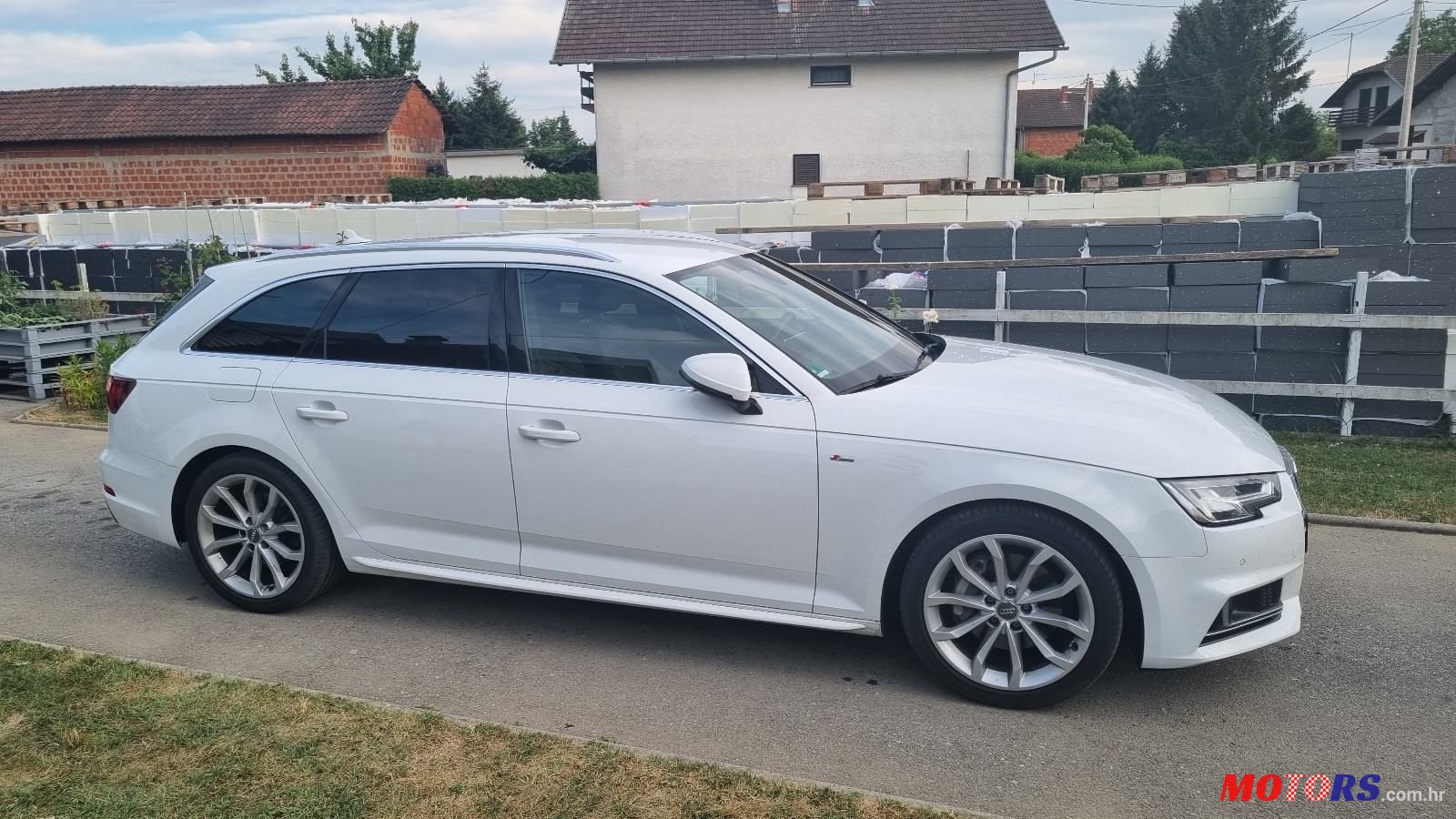 2018' Audi A4 Avant photo #5