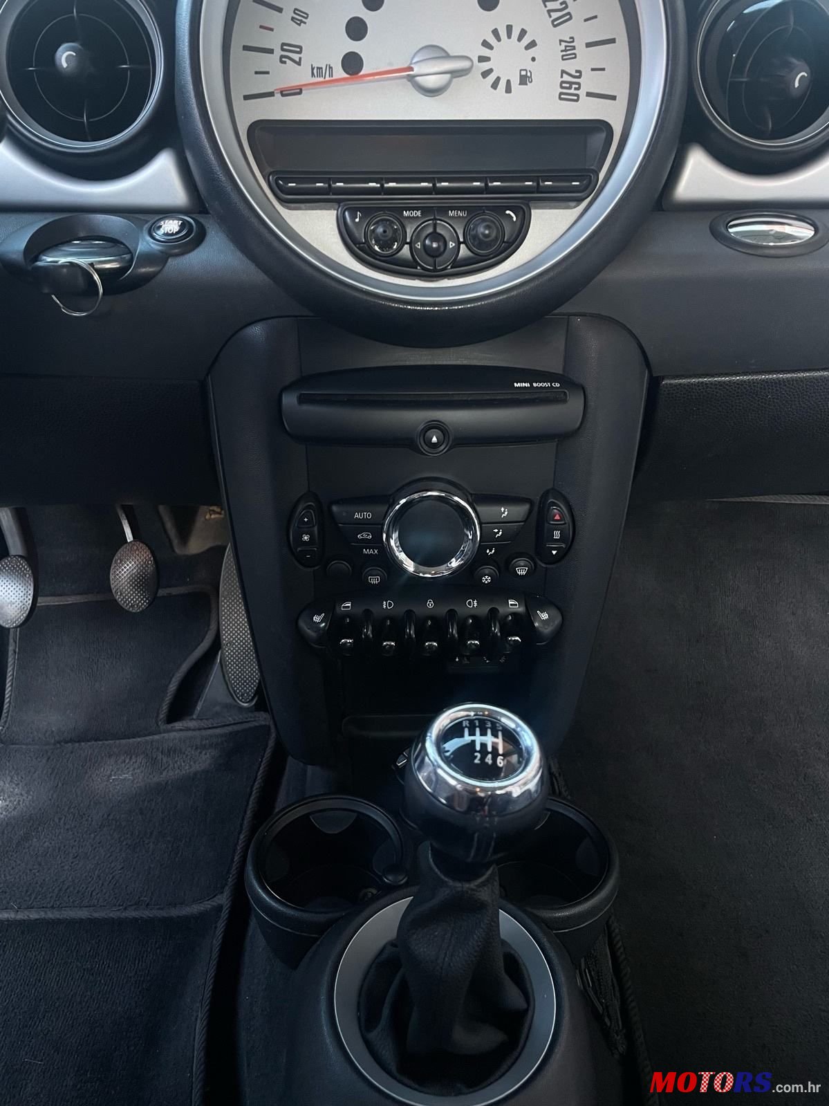 2010' MINI Cooper Cooper D photo #3