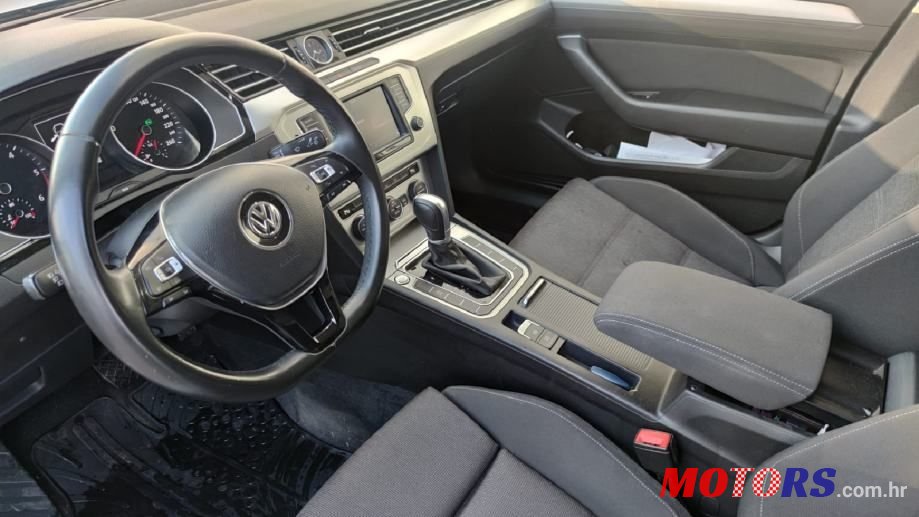 2017' Volkswagen Passat photo #6