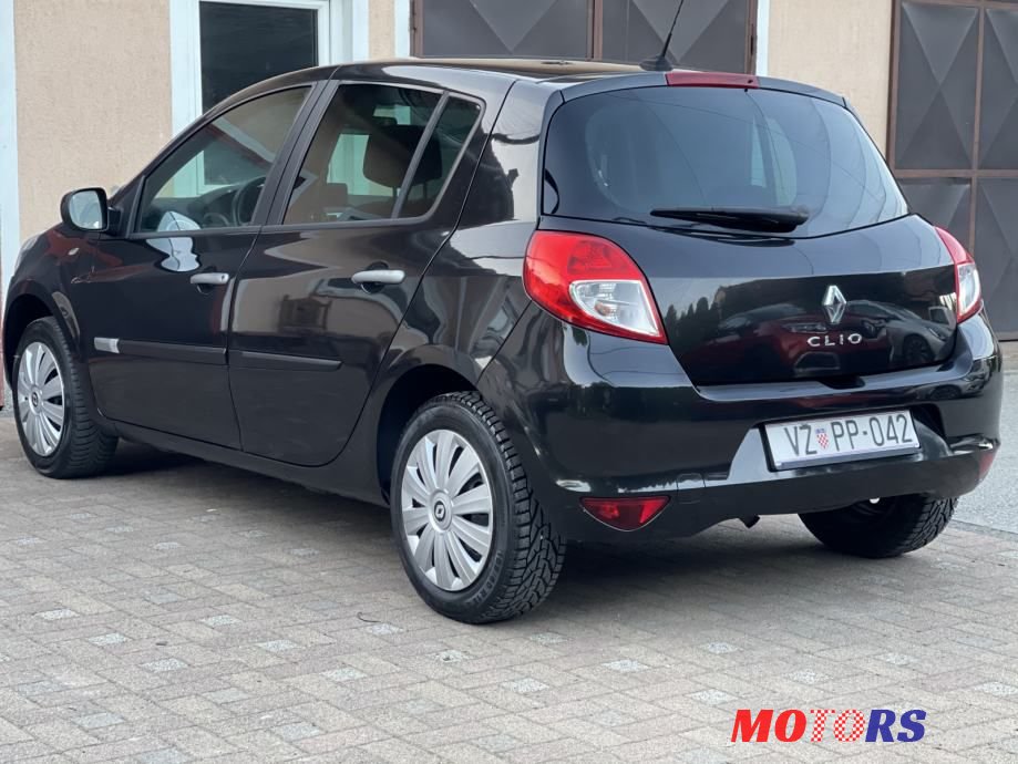 2010' Renault Clio photo #5