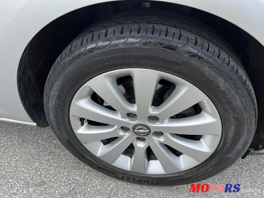 2012' Opel Astra Sport photo #2