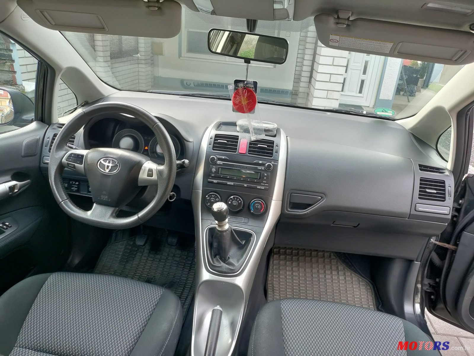 2011' Toyota Auris photo #6