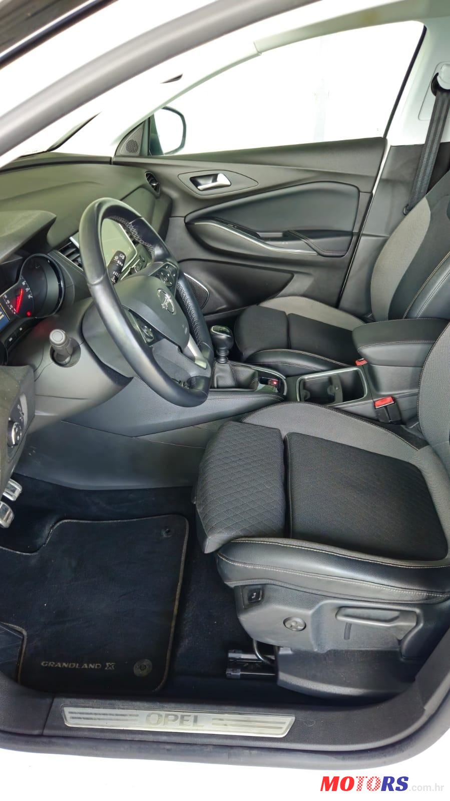 2019' Opel Grandland 1,2 Turbo photo #6