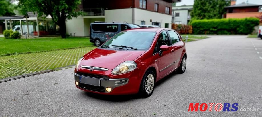 2011' Fiat Punto Evo photo #1