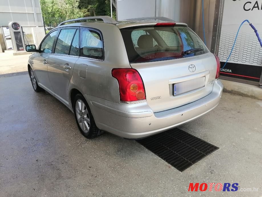 2004' Toyota Avensis Wagon photo #3