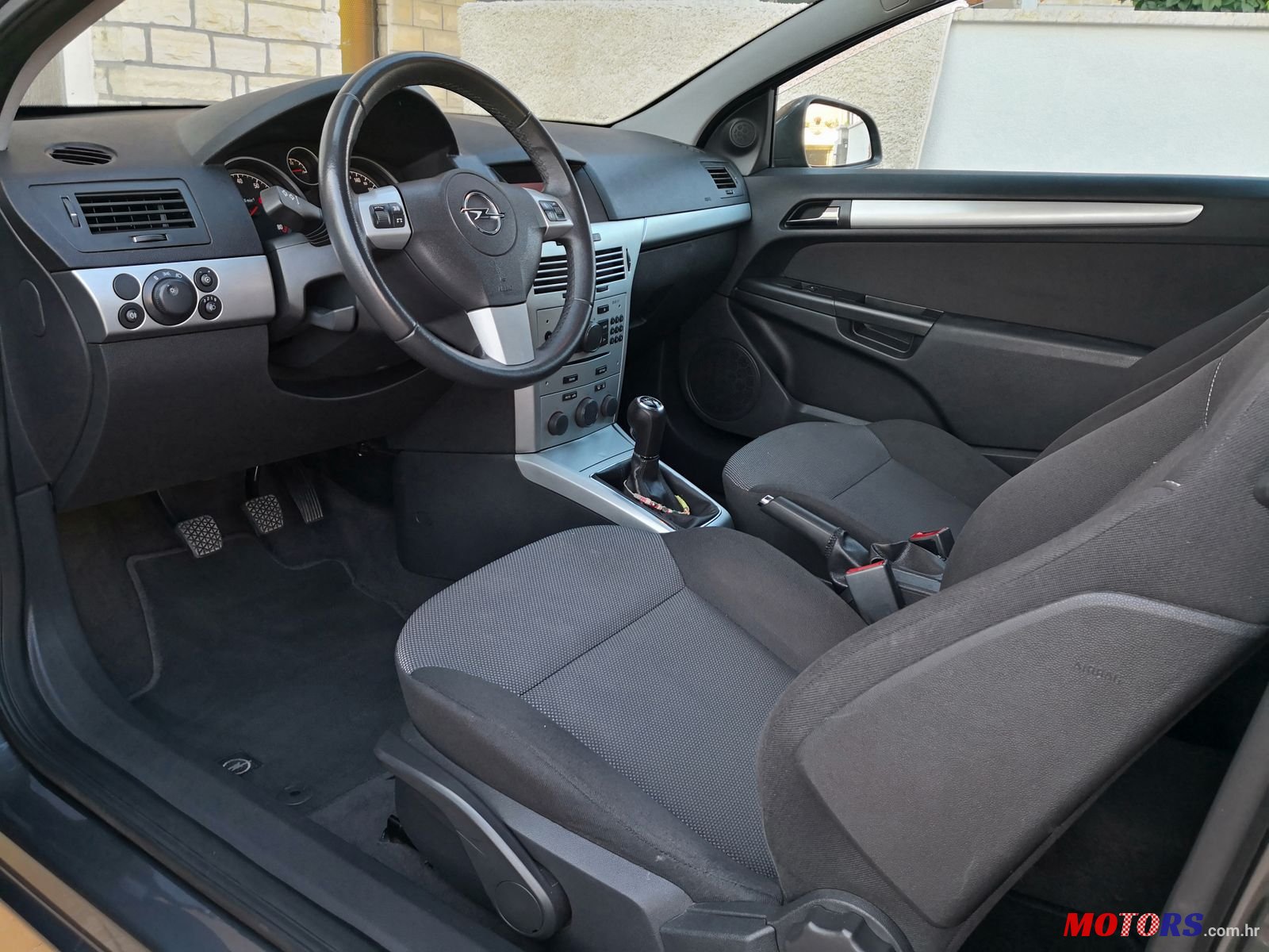 2010' Opel Astra H photo #7