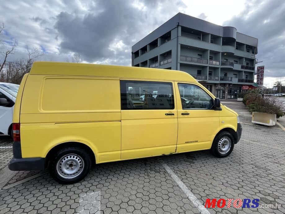 2008' Volkswagen Transporter Kombi photo #5