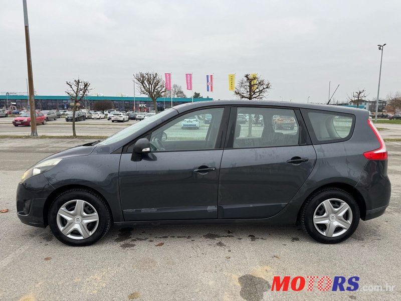 2011' Renault Megane Scenic 1.5Dci photo #4