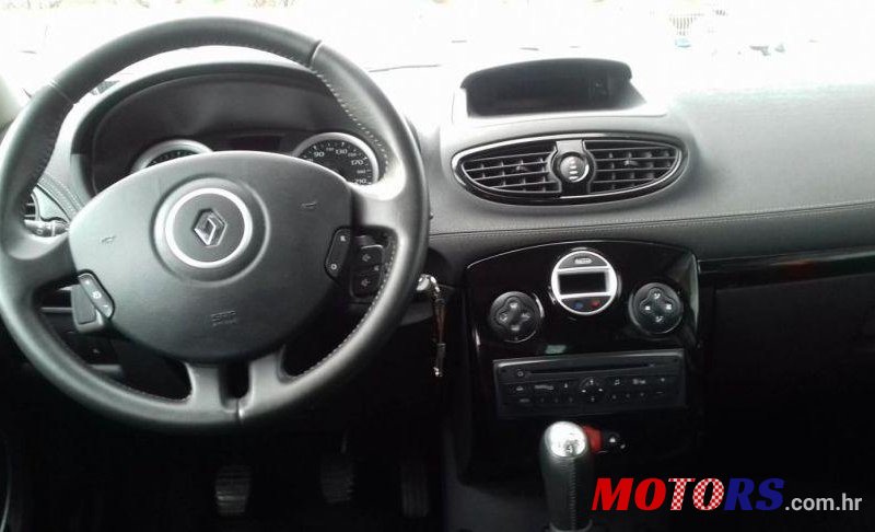 2012' Renault Clio photo #1