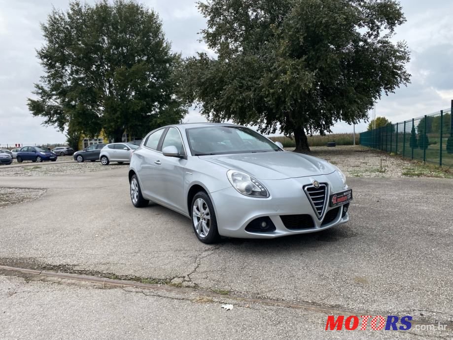 2011' Alfa Romeo Giulietta photo #1