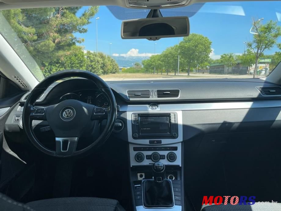 2015' Volkswagen Passat photo #2