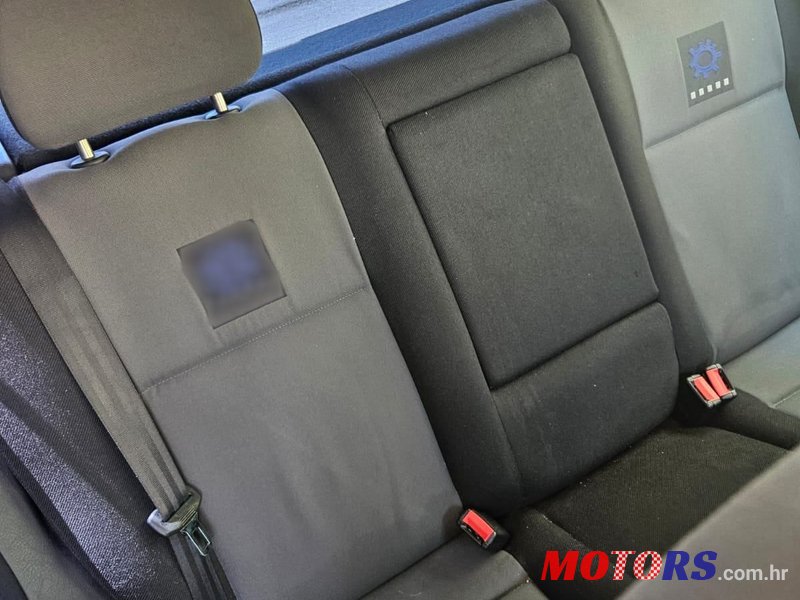2001' Volkswagen Golf IV 1,9 Tdi photo #3