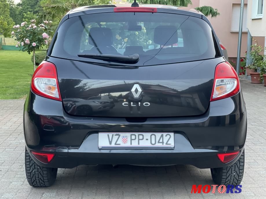 2010' Renault Clio photo #6