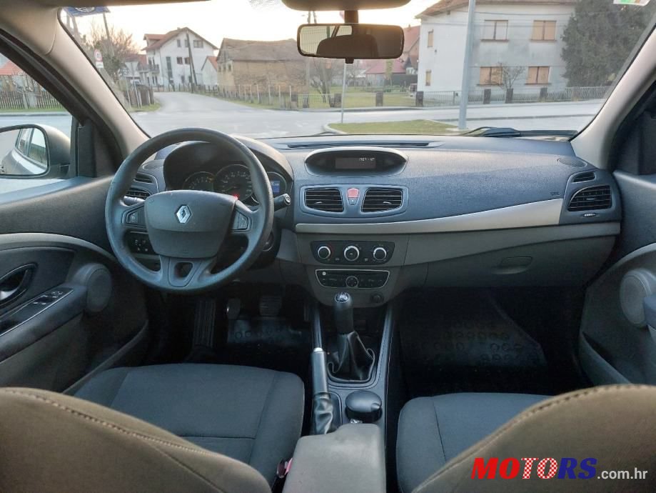 2011' Renault Megane photo #5