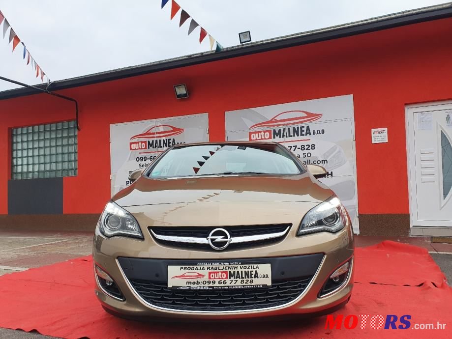 2013' Opel Astra photo #3