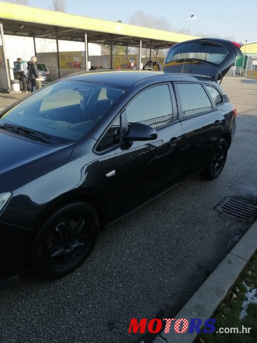 2011' Opel Astra Karavan photo #3