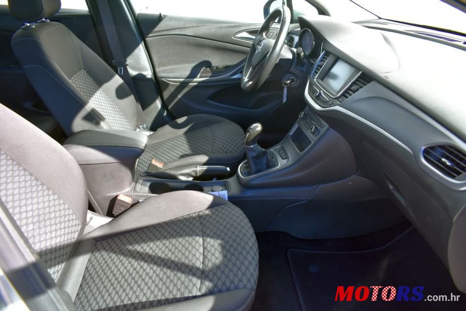 2019' Opel Astra photo #5
