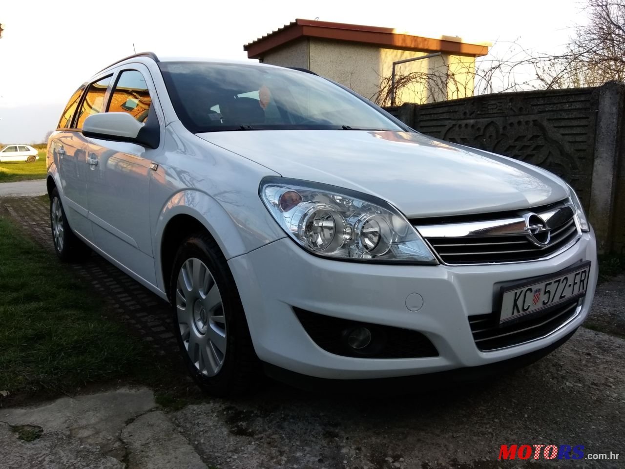 2009' Opel Astra H photo #1