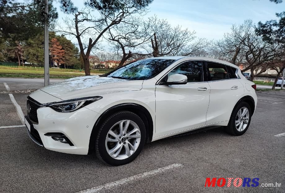 2017' Infiniti Q30 photo #4