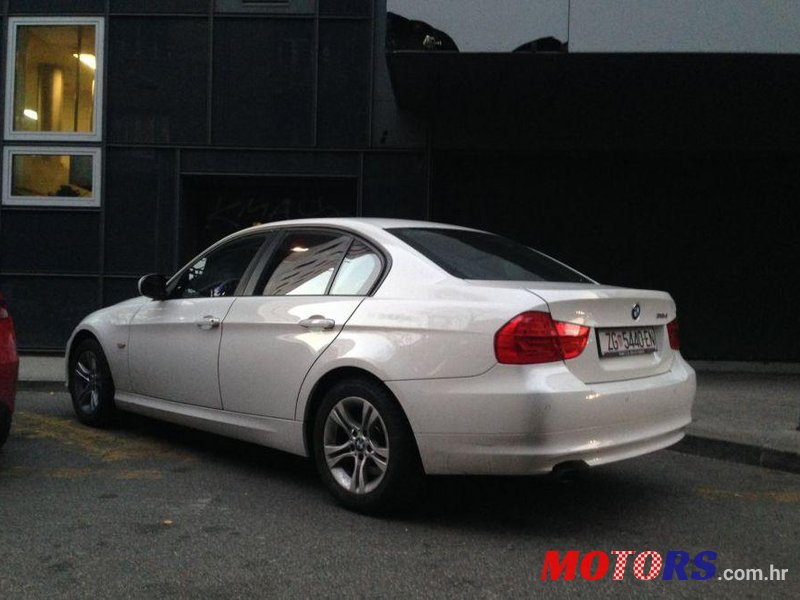 2011' BMW 3 Series 318D photo #2