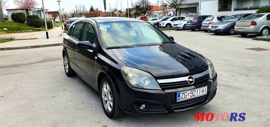 2005' Opel Astra Sport photo #1