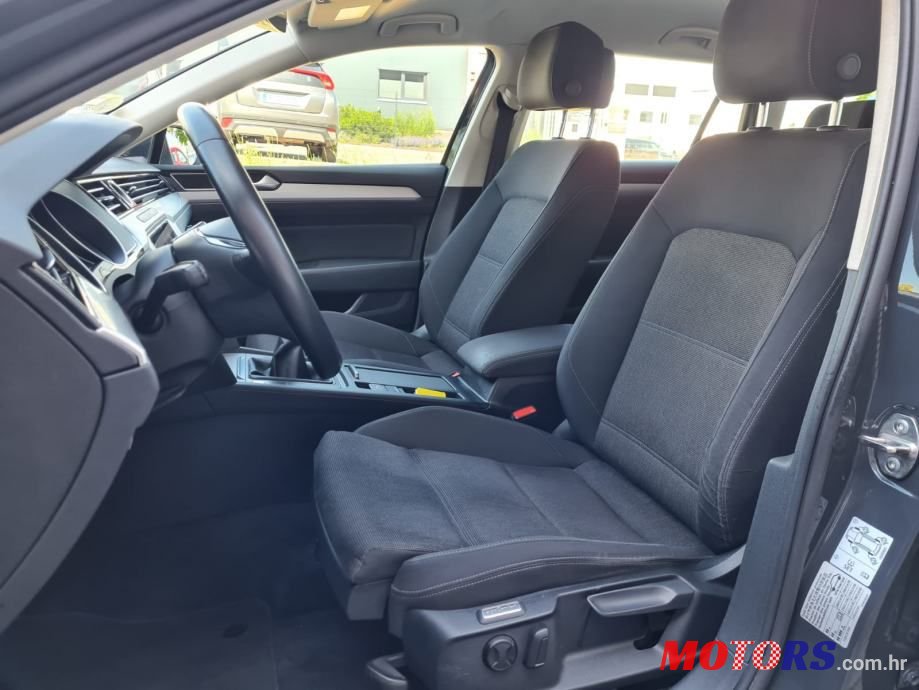 2018' Volkswagen Passat Variant photo #3