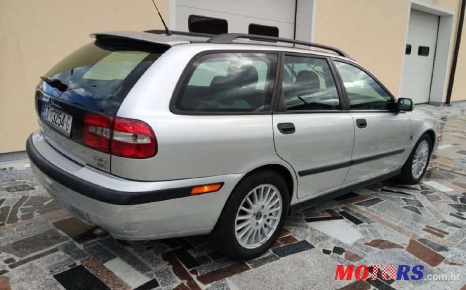 2005' Volvo V40 1.9Td photo #3