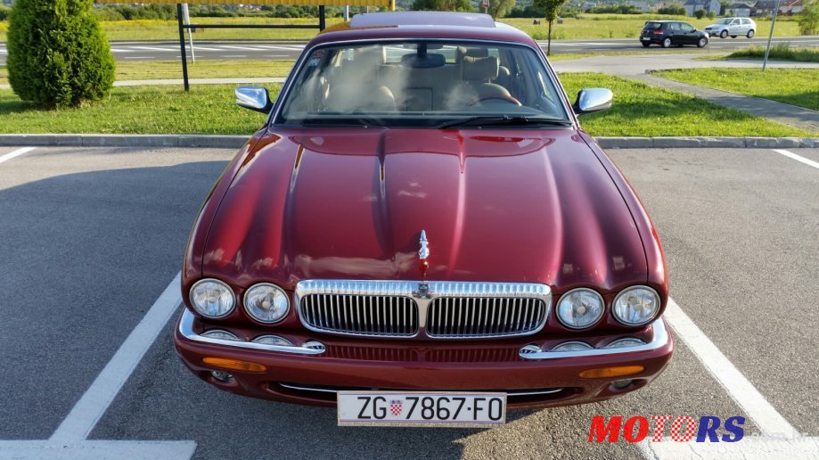 2001' Jaguar XJ8 photo #2