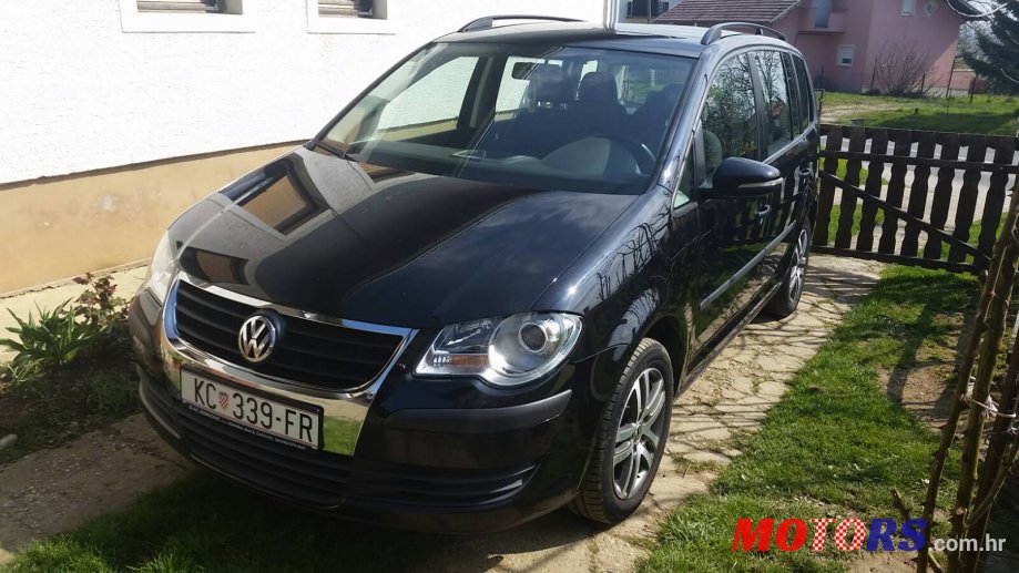 2010' Volkswagen Touran photo #1