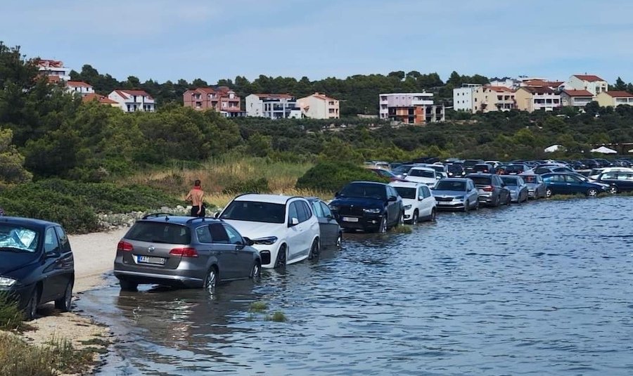 Pripazite kako parkirate na moru, turiste “iznendilo” more