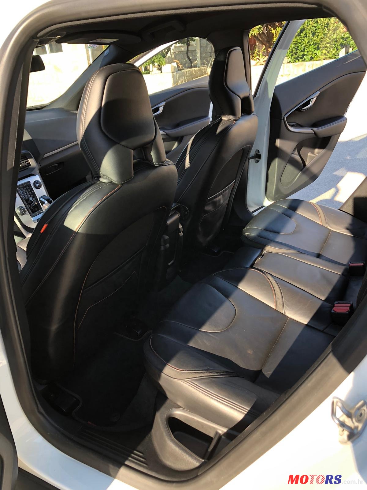 2014' Volvo V40 Cross Country photo #5