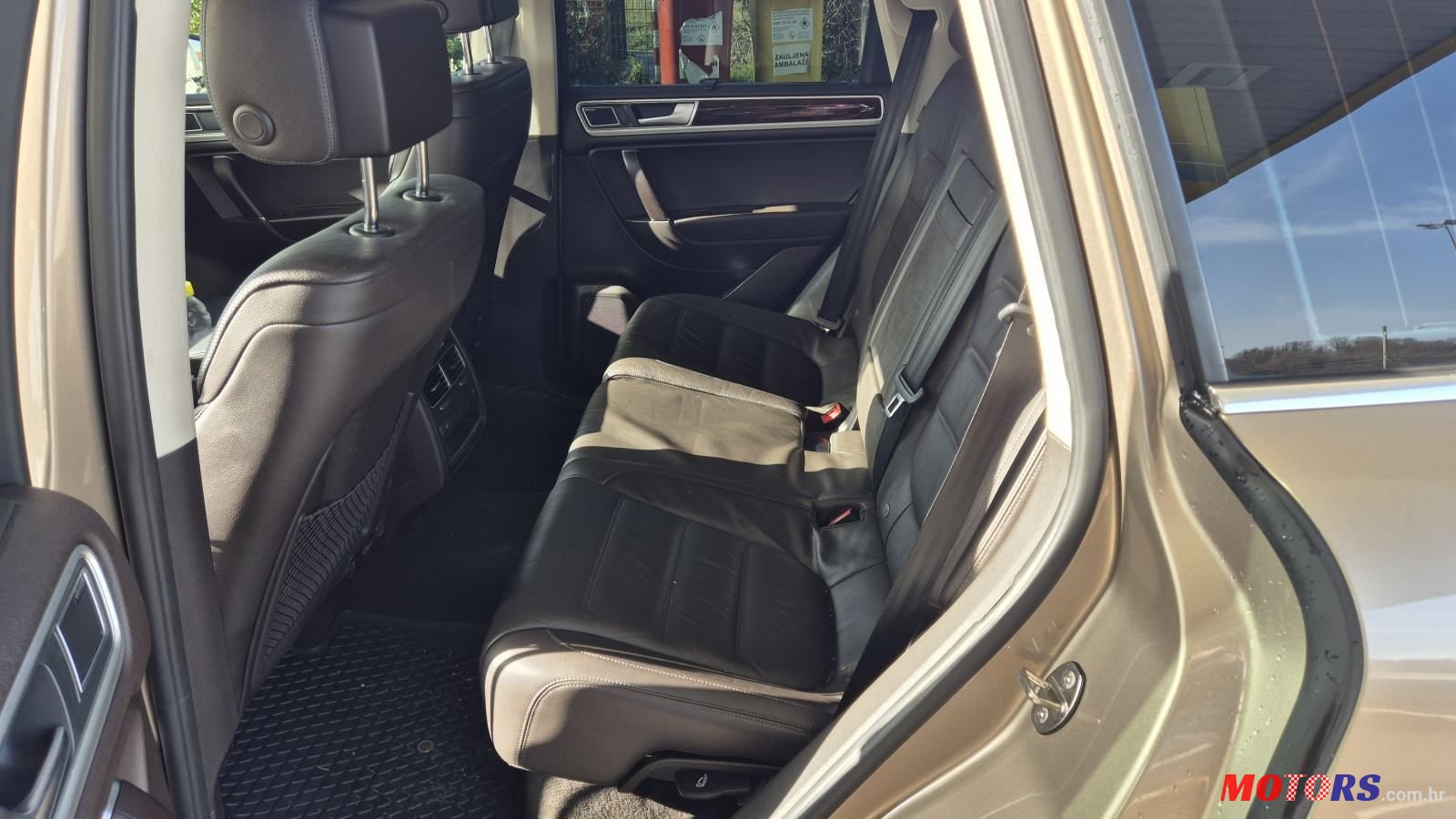 2015' Volkswagen Touareg photo #5