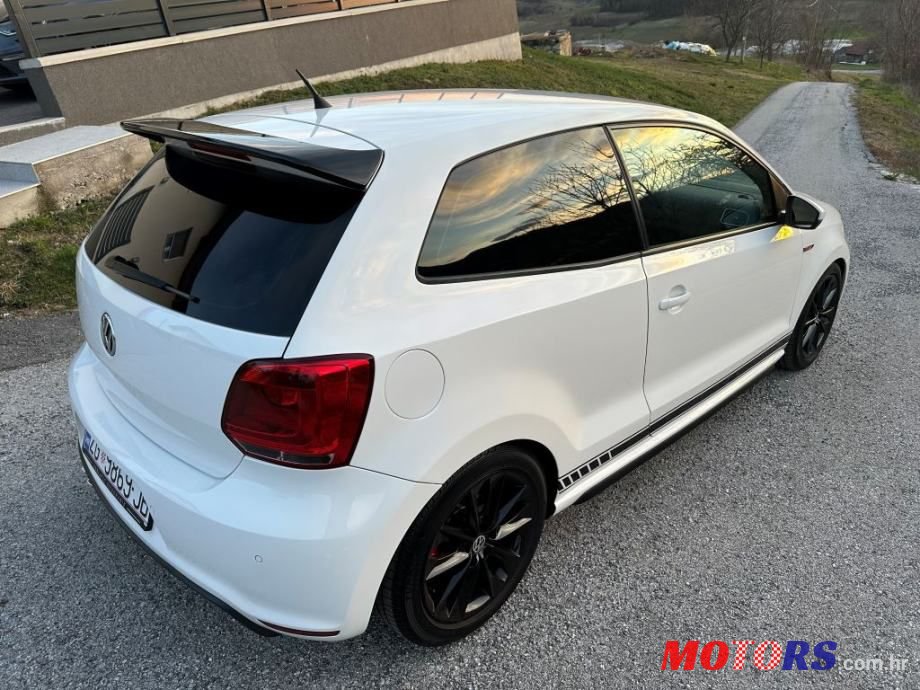 2011' Volkswagen Polo photo #3