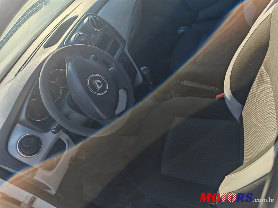 2014' Dacia Sandero photo #6