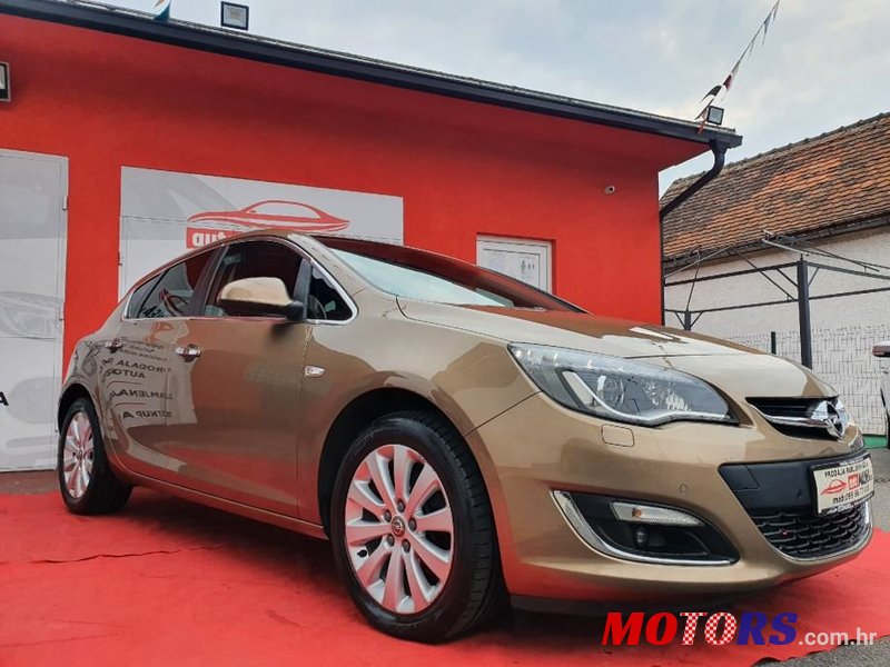 2013' Opel Astra photo #1