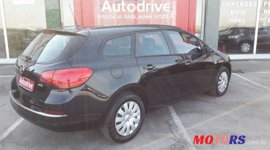 2013' Opel Astra Karavan photo #2