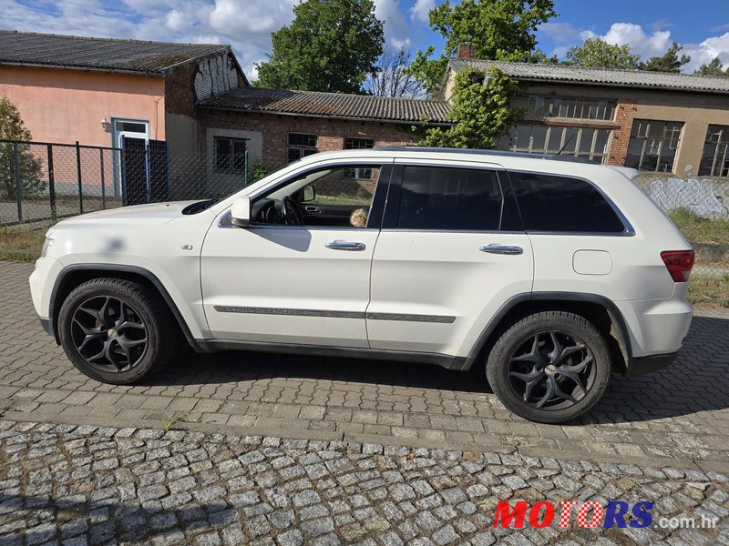 2011' Jeep Grand Cherokee OverLand photo #2