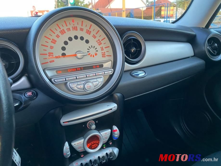 2009' MINI Cooper One photo #5