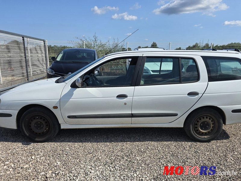 2001' Renault Megane Break photo #2